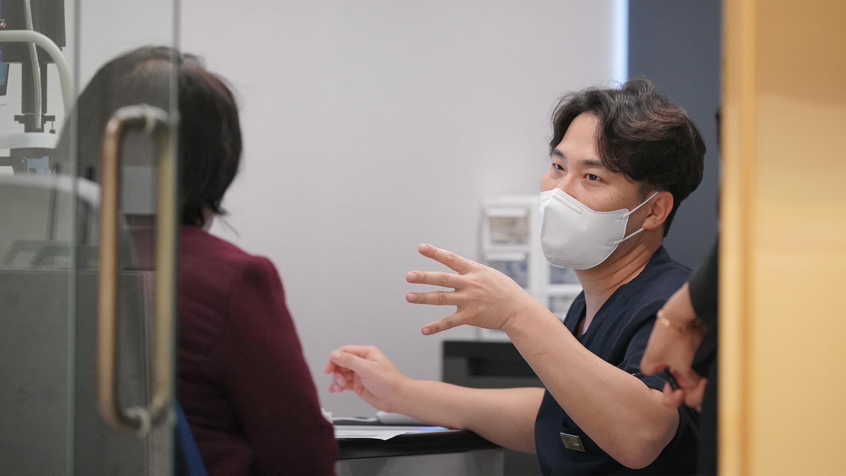 백내장 수술 전 인공수정체 선택을 상담하는 장면